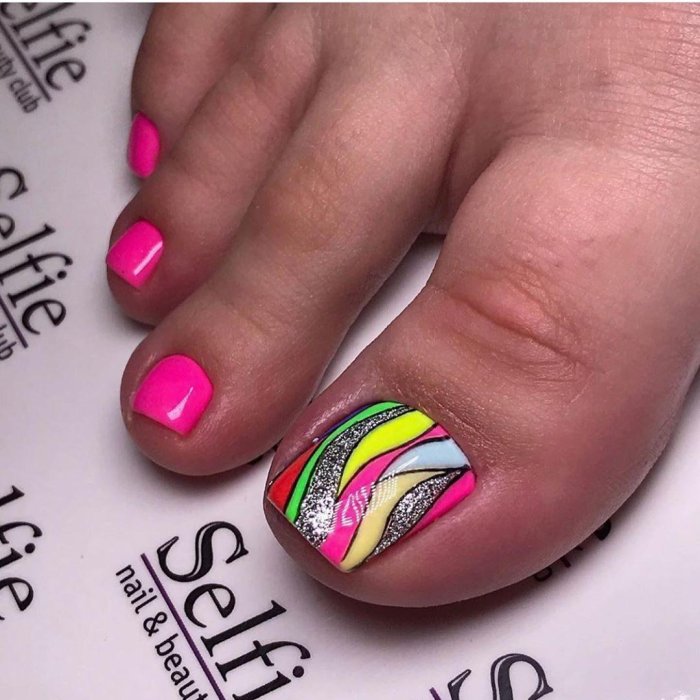 Педикюр яркий летний