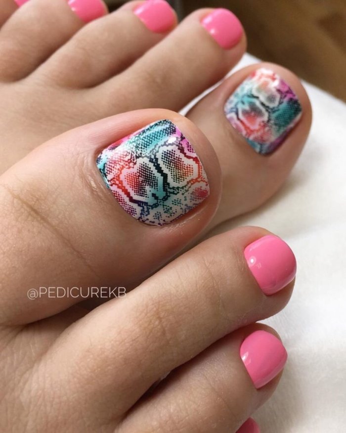Летний педикюр 2022 яркий