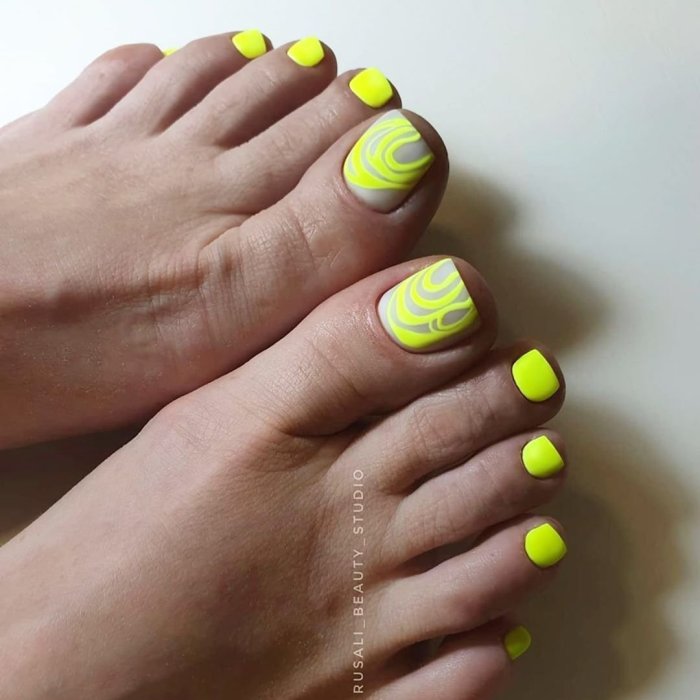Желтый педикюр
