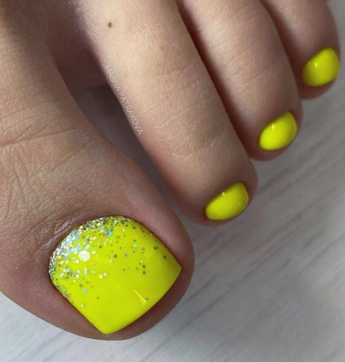 Педикюр цвета 2022