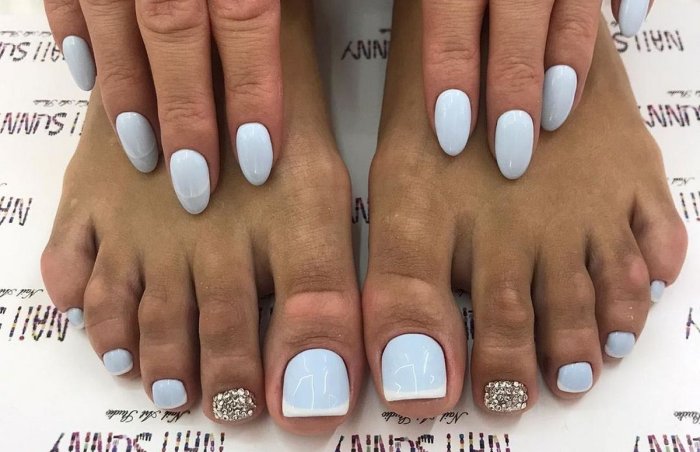 Маникюр и педикюр в одном стиле летний