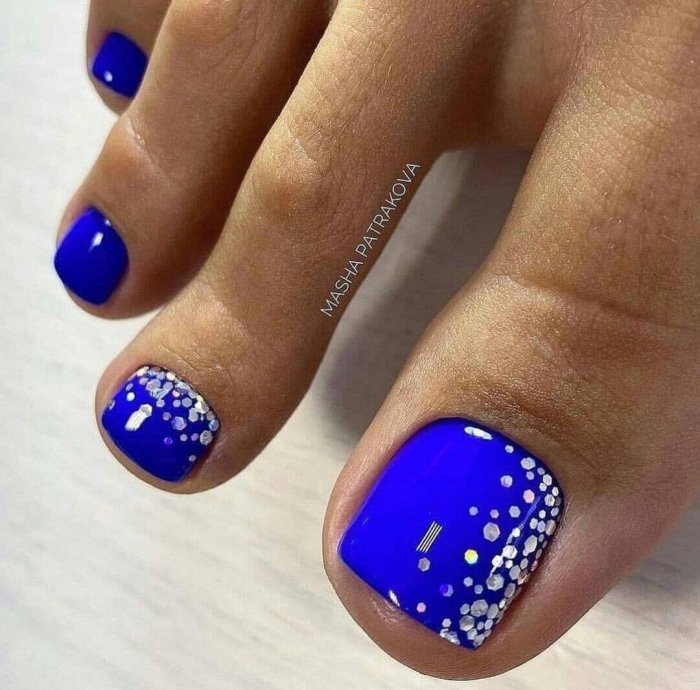 Педикюр синего цвета
