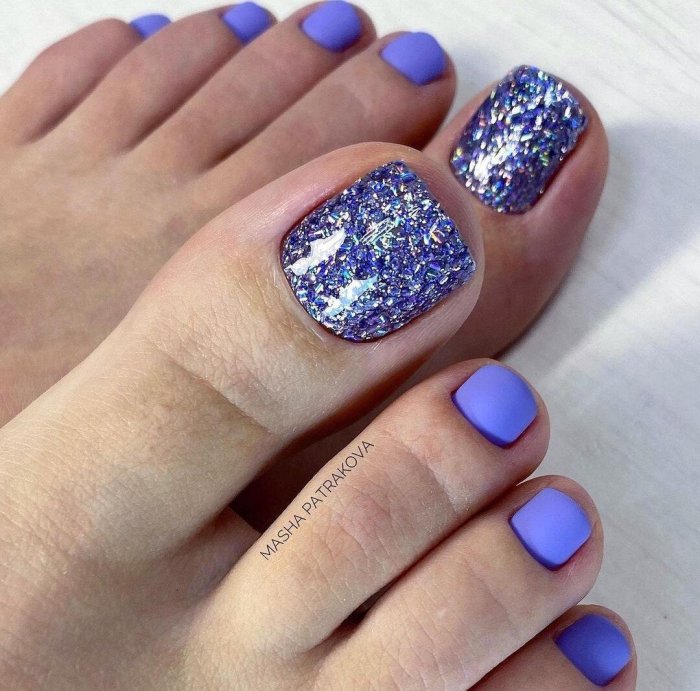 Педикюр с блестками