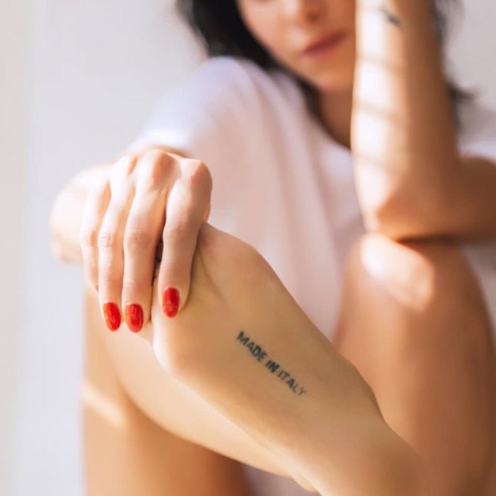 Необычные цветные тату для девушек