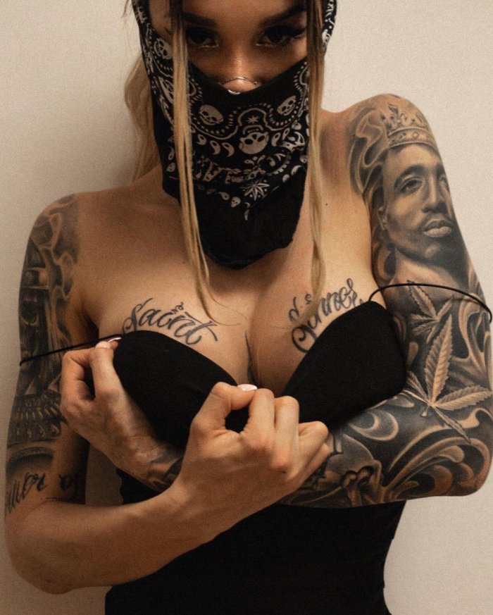 Тату на животе