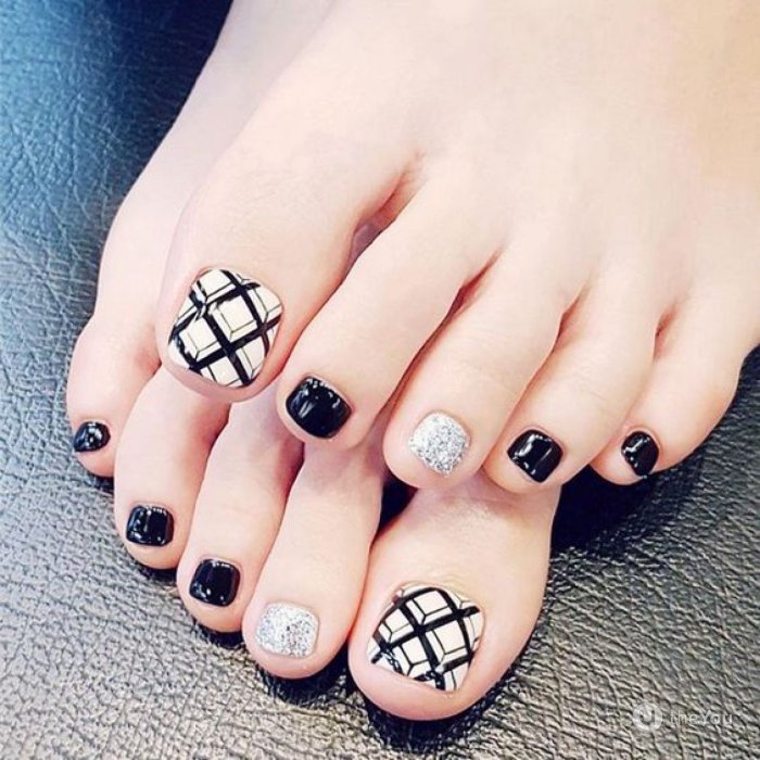 Педикюр красный геометрия