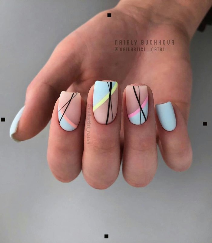 Яркий педикюр с блестками