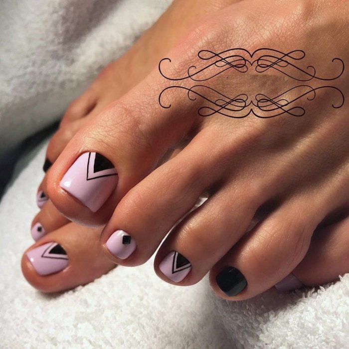 Педикюр красный с белым