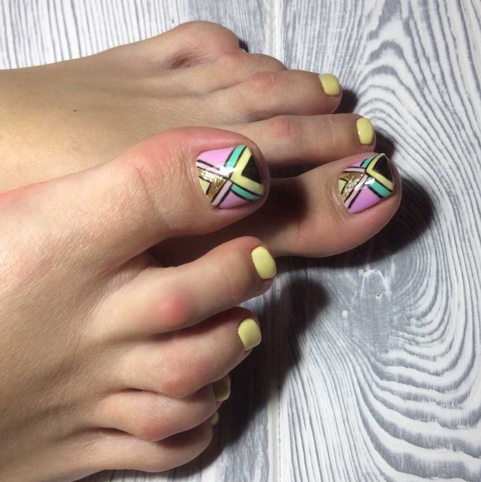 Геометрия на белых ногтях