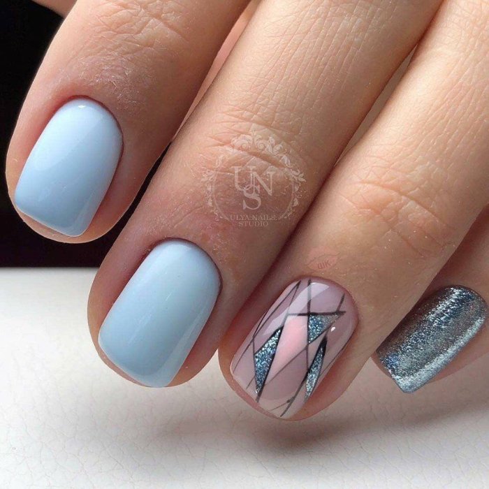 Сиреневый маникюр с геометрией