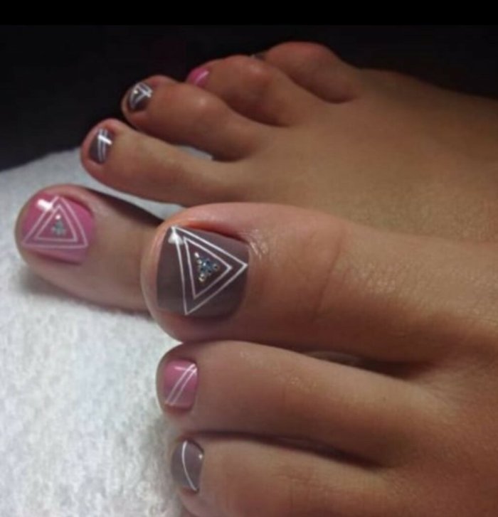 Педикюр нюдовый с полосками