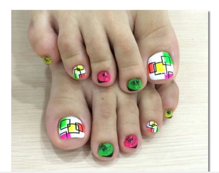 Педикюр с лентой