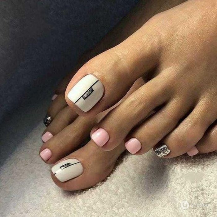 Черно белый педикюр