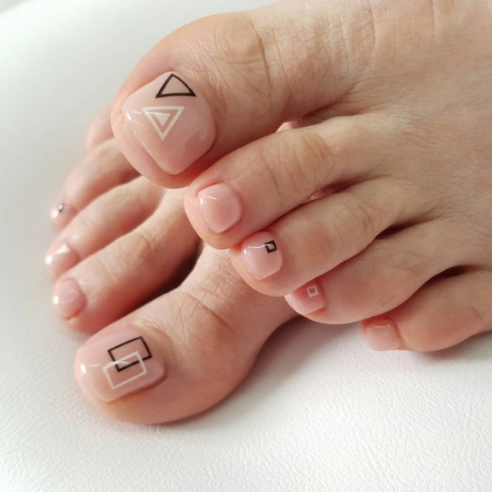 Педикюр яркий с геометрией