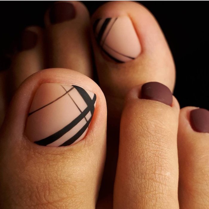 Стильный педикюр френч