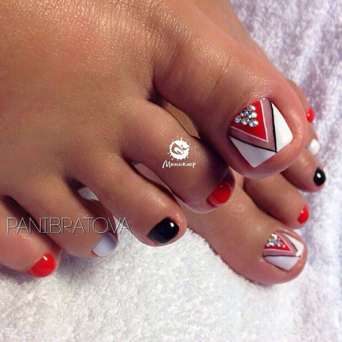 Педикюр геометрия со стразами