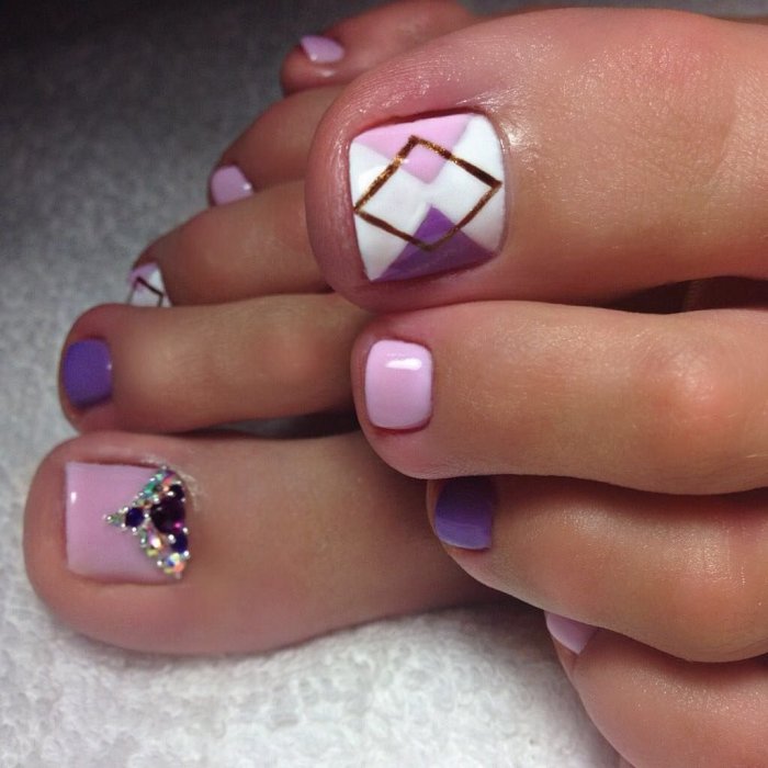 Педикюр красный с белым