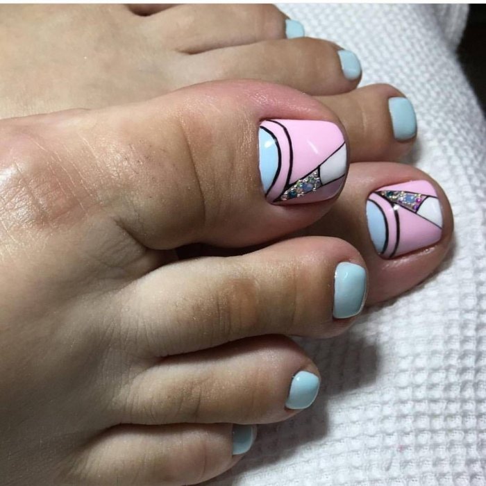 Педикюр модный абстракция