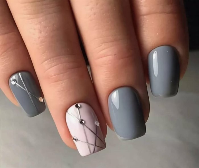 Бледно голубой маникюр