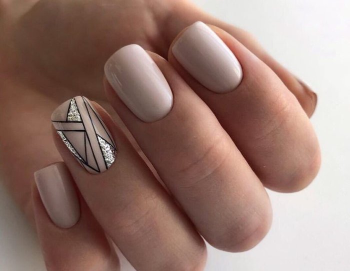 Маникюр нюд с полосками