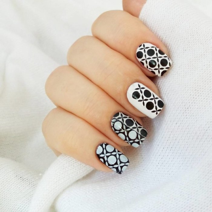 Маникюр белый с черным узором