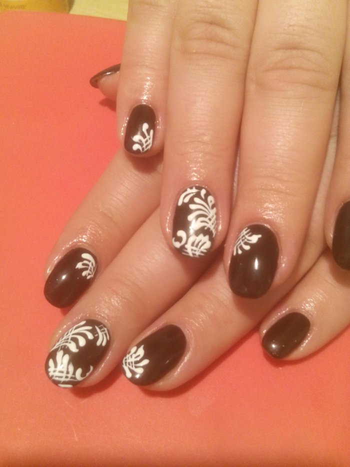 Коричневый маникюр с узорами