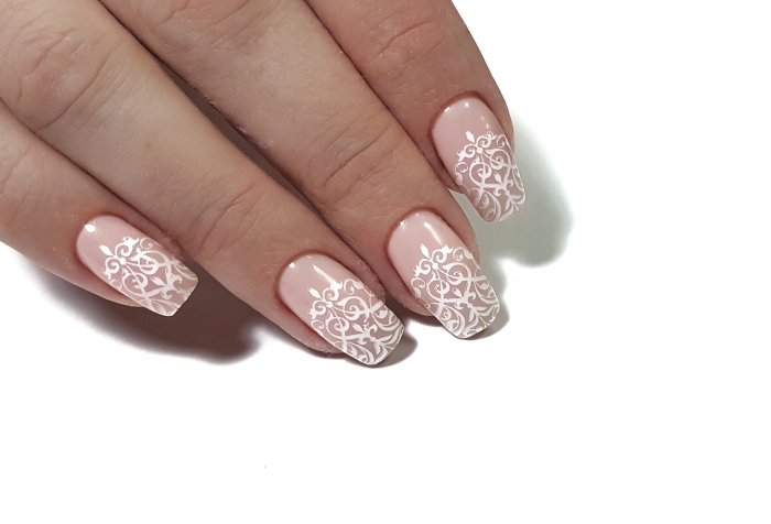 Белый ажурный маникюр