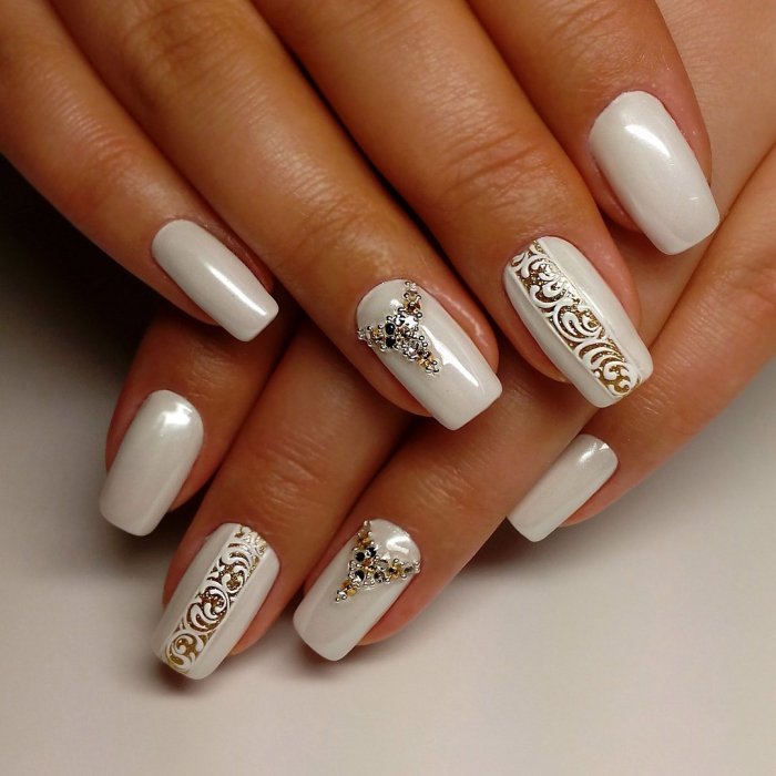 Белый маникюр