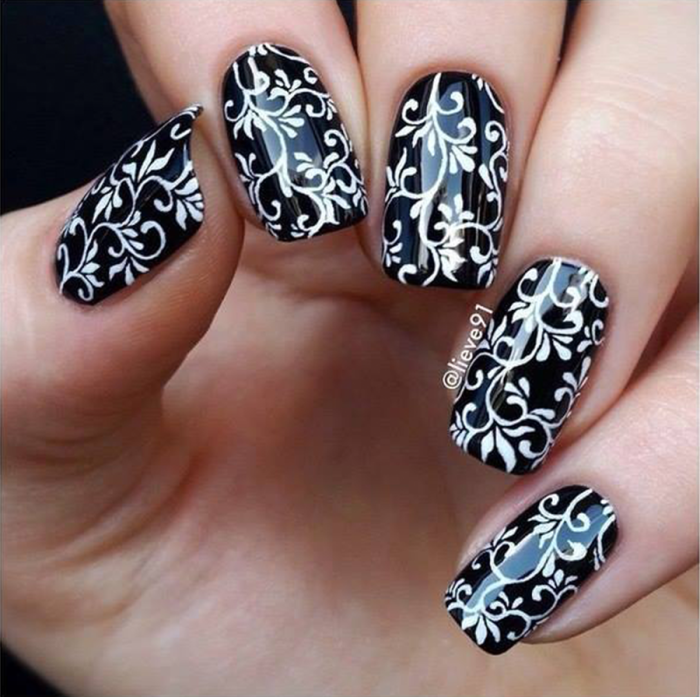 Черные узоры на ногтях