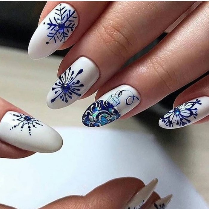Снежинки на ногтях