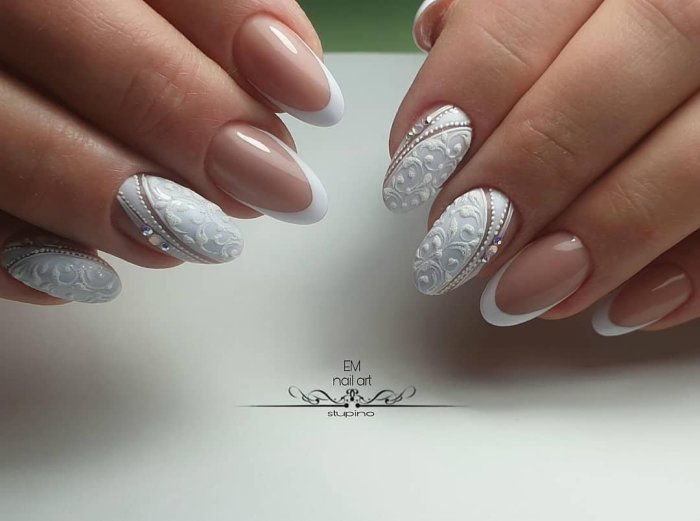 Белый новогодний маникюр с втиркой