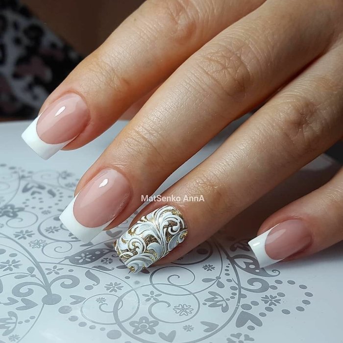 Маникюр френч с вензелями
