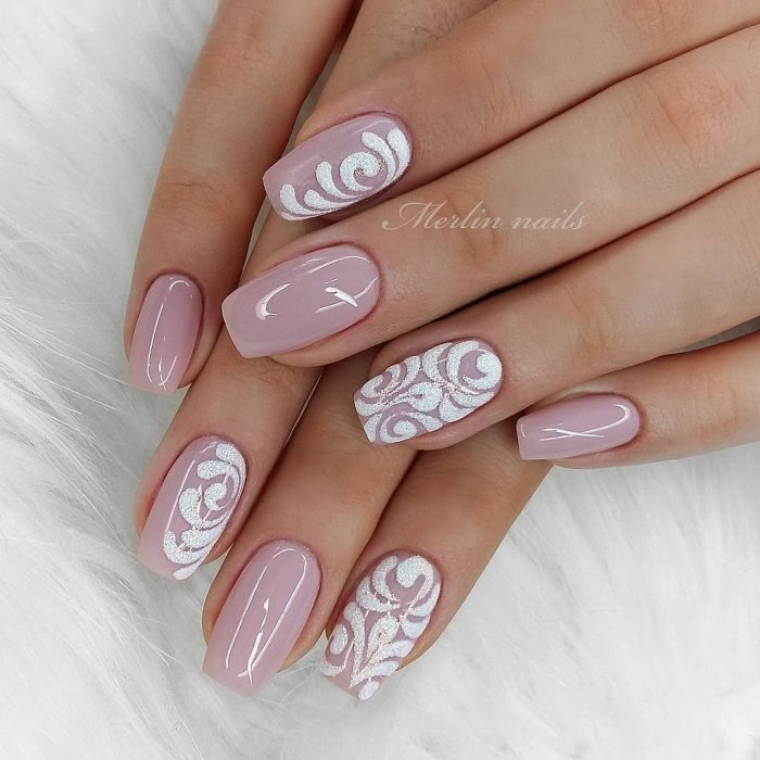 Нежный маникюр с вензелями