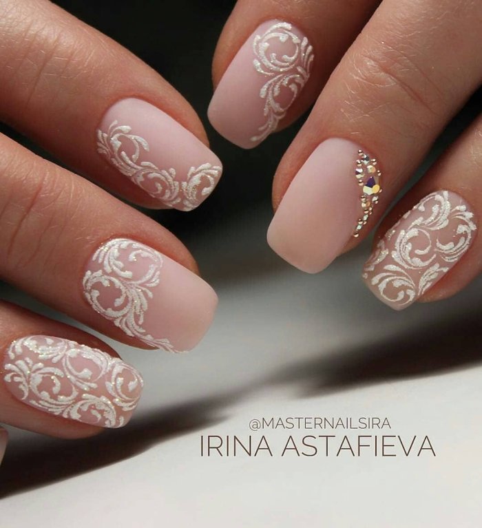Маникюр с вензелями