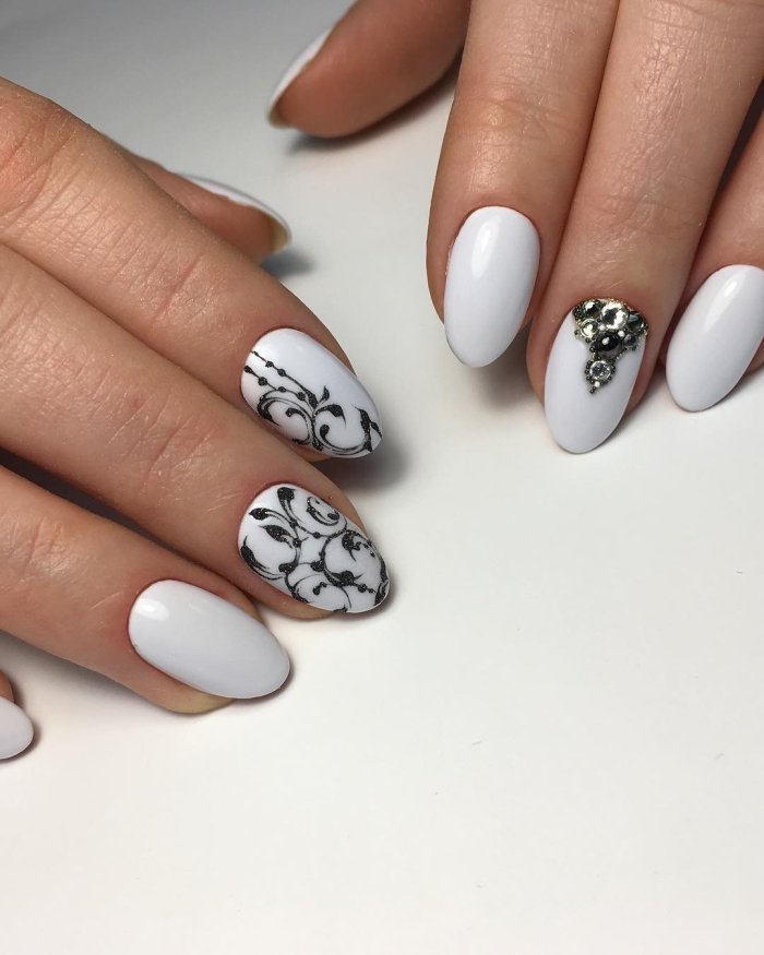 Белый маникюр с узорами