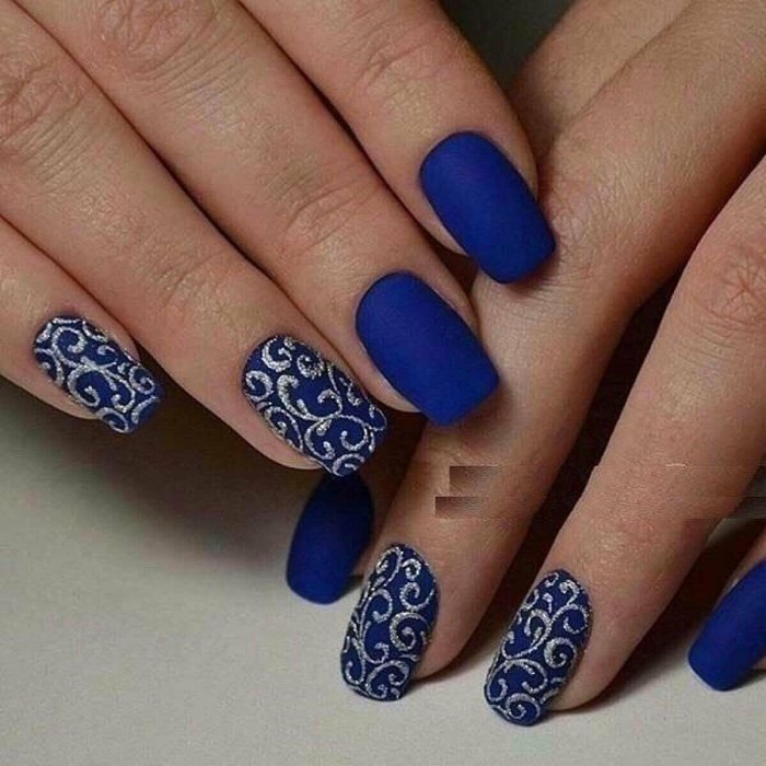 Синие вензеля на ногтях