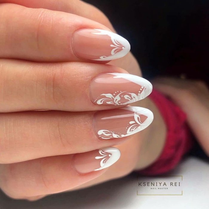 Маникюр френч с вензелями