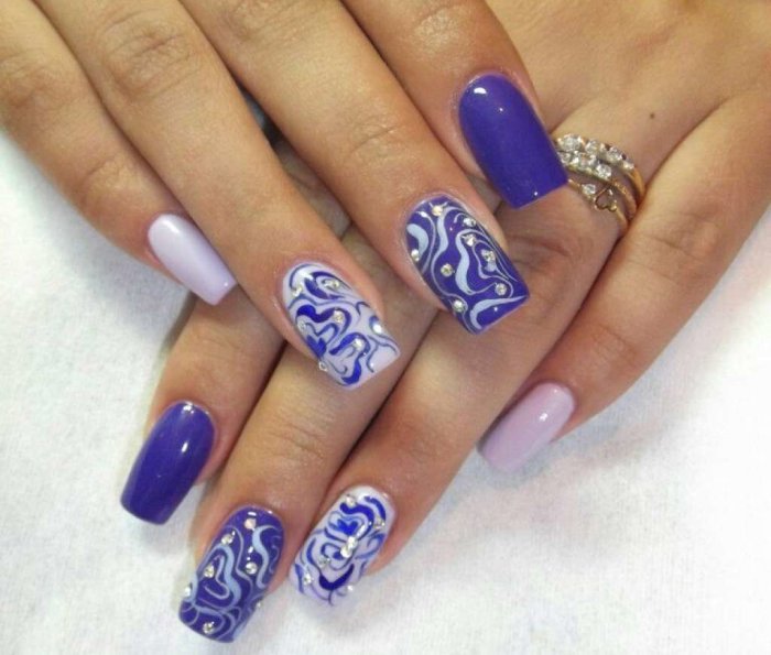 Узоры на синих ногтях