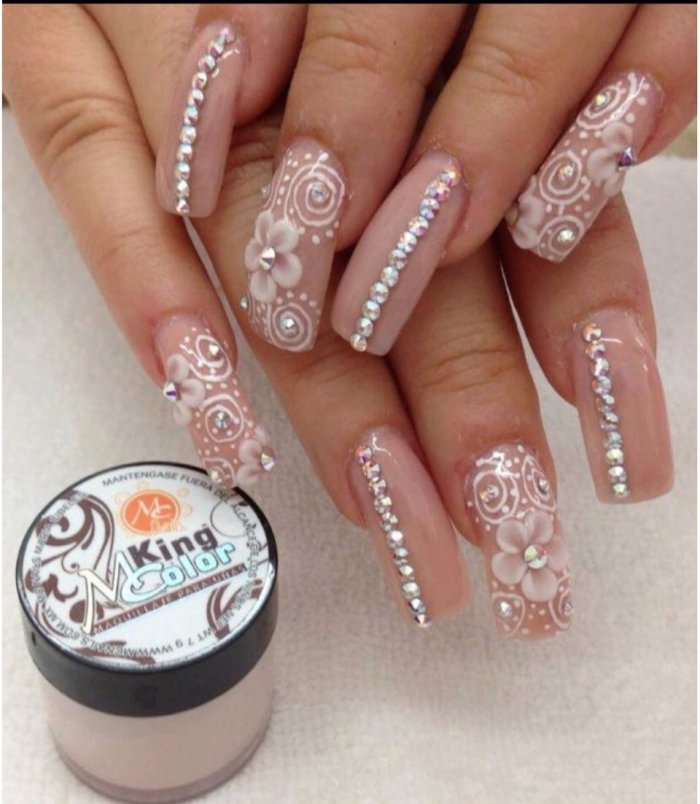 Узоры стразами на ногтях