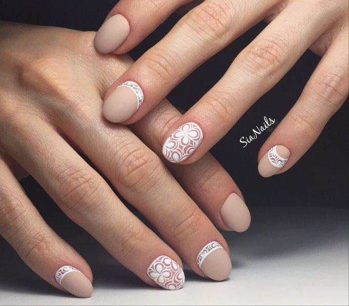 Бежево белый маникюр на короткие ногти