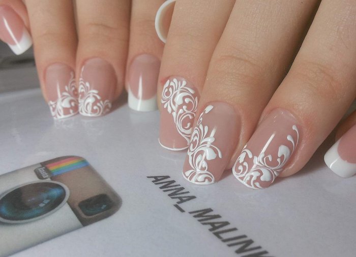 Французский маникюр с вензелями