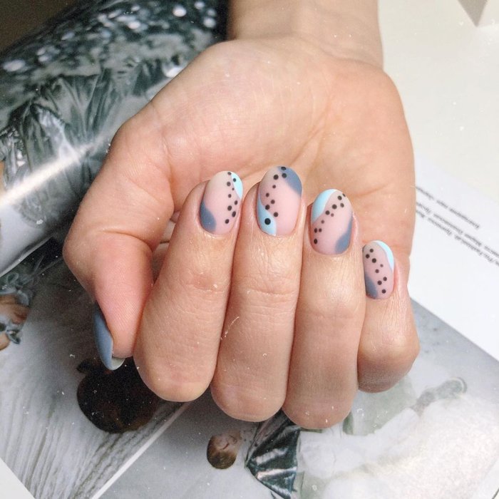 Маникюр в крапинку
