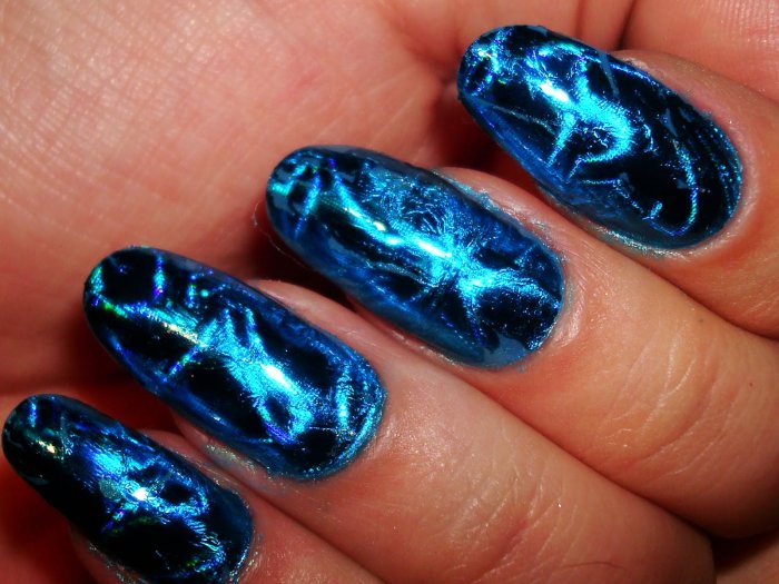 Маникюр синий мрамор с блестками