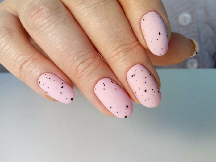 Маникюр перепелиное яйцо розовый