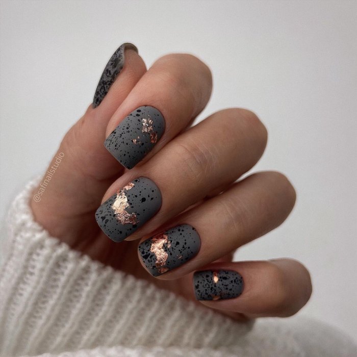 Маникюр серый в крапинку