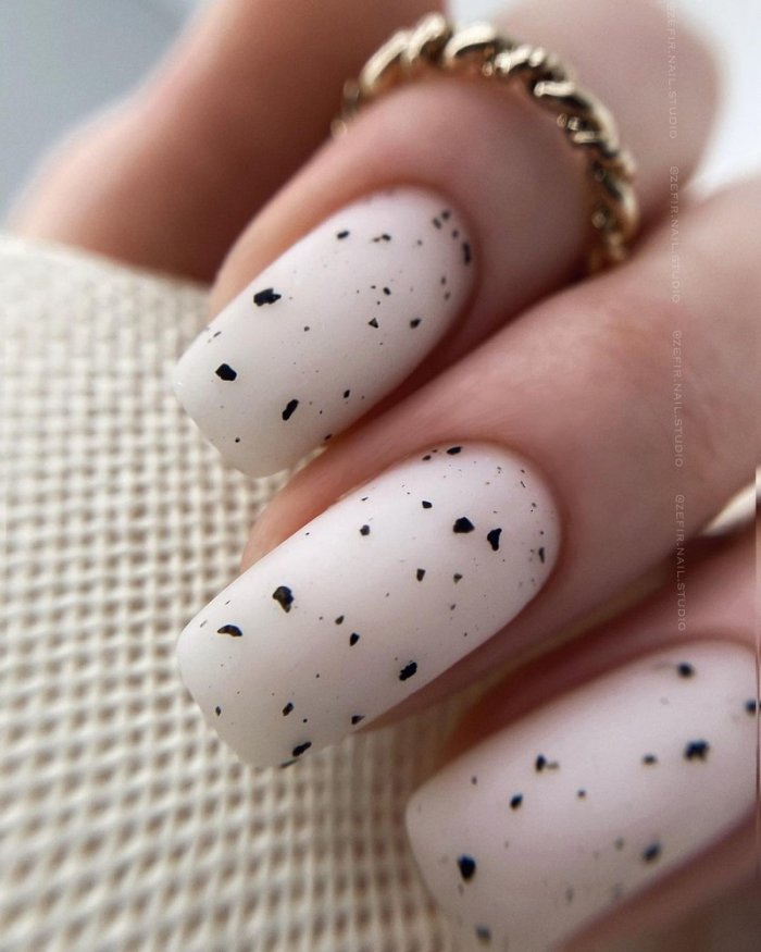 Маникюр в крапинку
