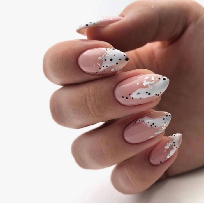 Весенний маникюр бежевый