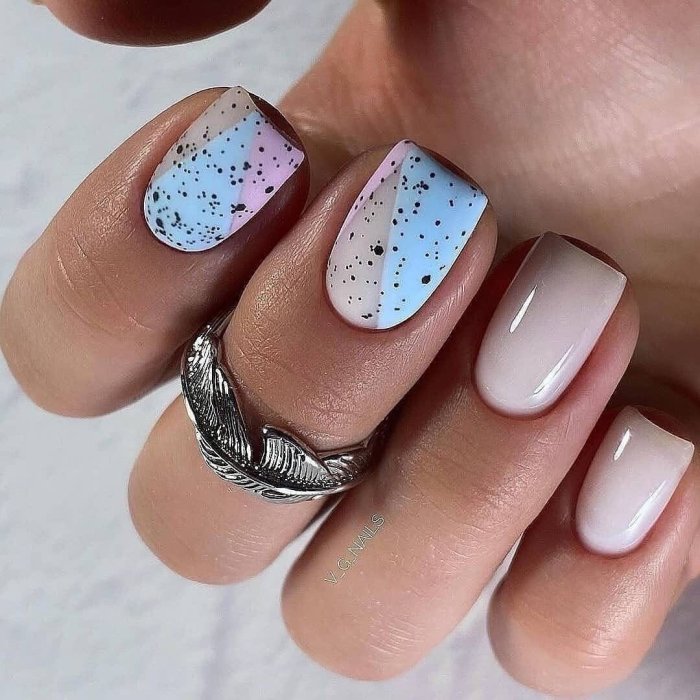 Маникюр перепелиное яйцо голубой