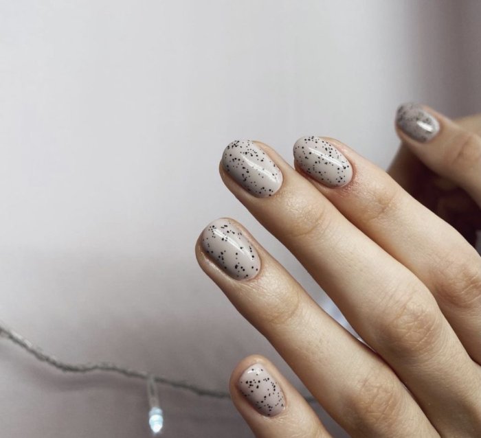 Нюдовый маникюр перепелиное яйцо