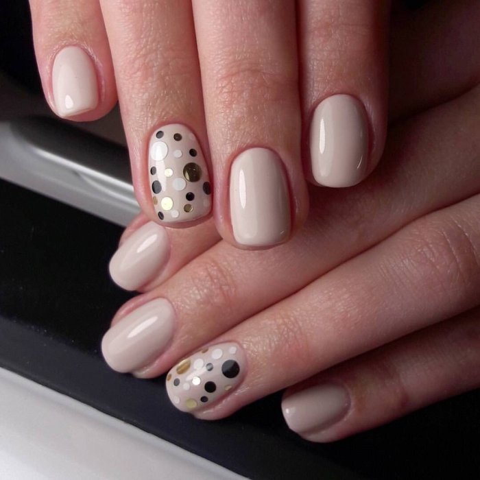 Маникюр в горошек